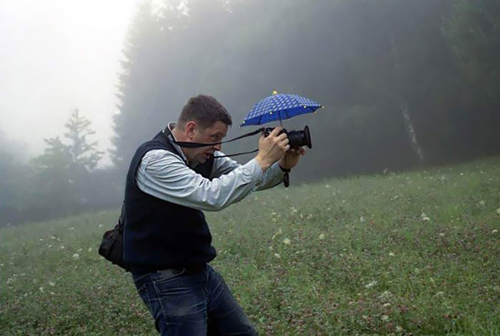 Fotografi Disposti a Tutto per una Foto: Ecco le Pose Più Divertenti