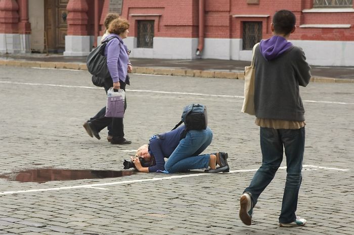 Fotografi Disposti a Tutto per una Foto: Ecco le Pose Più Divertenti