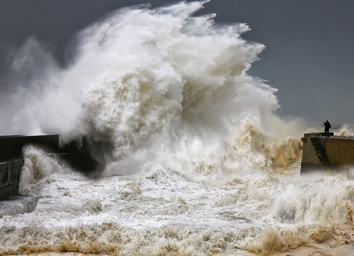 Fotografi Disposti a Tutto per una Foto: Ecco le Pose Più Divertenti