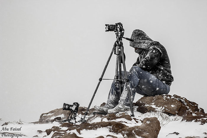 Fotografi Disposti a Tutto per una Foto: Ecco le Pose Più Divertenti