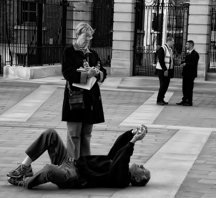 Fotografi Disposti a Tutto per una Foto: Ecco le Pose Più Divertenti