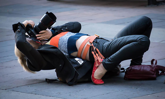 Fotografi Disposti a Tutto per una Foto: Ecco le Pose Più Divertenti