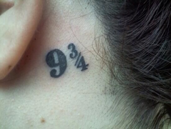 Discreti, Minimal e Sexy: 40 Idee per Tatuaggi dietro l'Orecchio