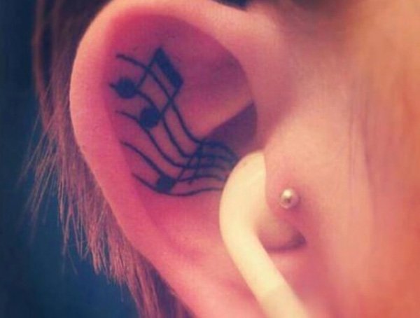 Discreti, Minimal e Sexy: 40 Idee per Tatuaggi dietro l'Orecchio