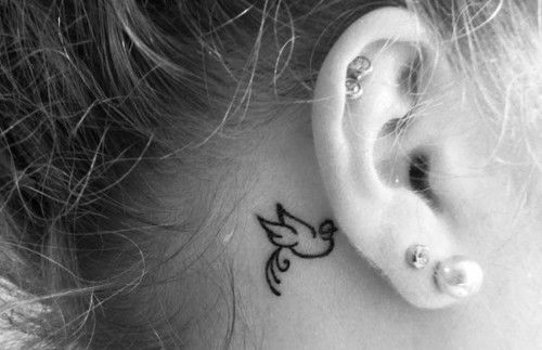 Discreti, Minimal e Sexy: 40 Idee per Tatuaggi dietro l'Orecchio