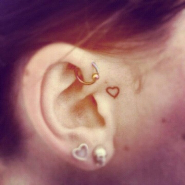 Discreti, Minimal e Sexy: 40 Idee per Tatuaggi dietro l'Orecchio