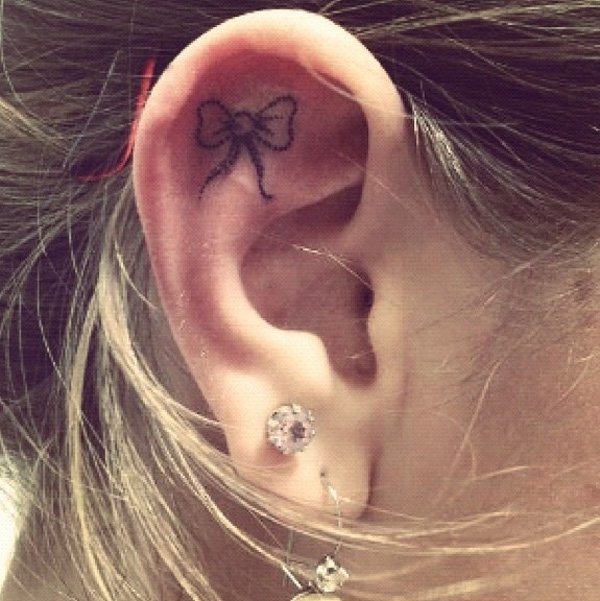 Discreti, Minimal e Sexy: 40 Idee per Tatuaggi dietro l'Orecchio