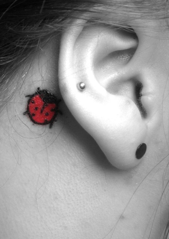 Discreti, Minimal e Sexy: 40 Idee per Tatuaggi dietro l'Orecchio