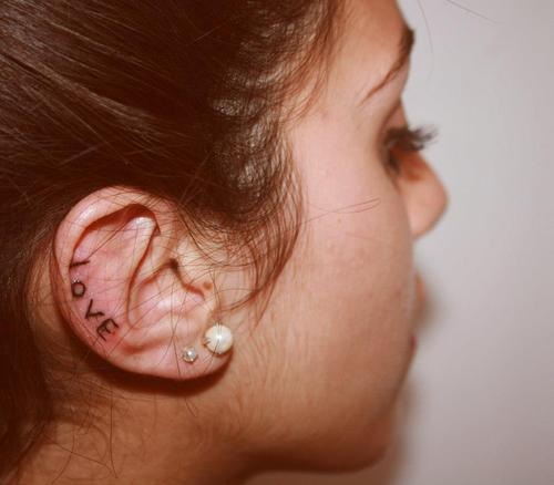 Discreti, Minimal e Sexy: 40 Idee per Tatuaggi dietro l'Orecchio