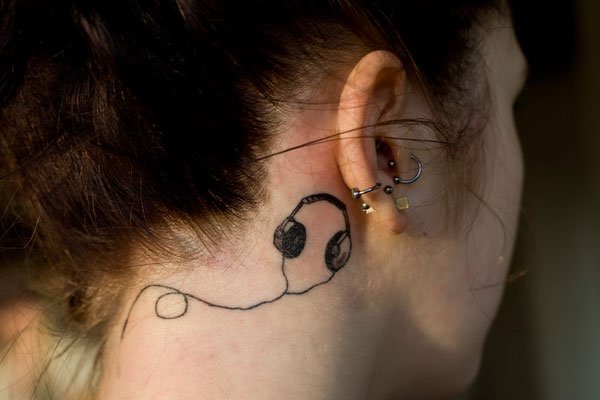 Discreti, Minimal e Sexy: 40 Idee per Tatuaggi dietro l'Orecchio