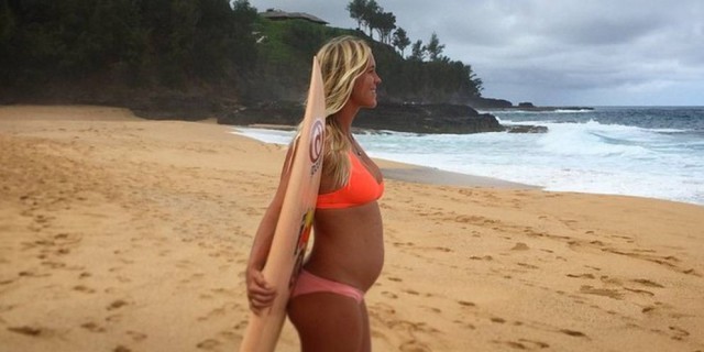 Bethany Hamilton, la Surfista al Nono Mese di Gravidanza che Sfida le Onde