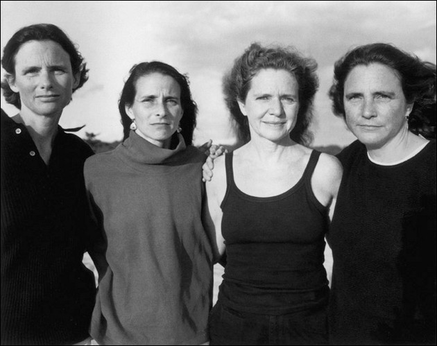 4 Sorelle si fanno Fotografare Ogni Anno per 36 anni: il Risultato è Emozionante