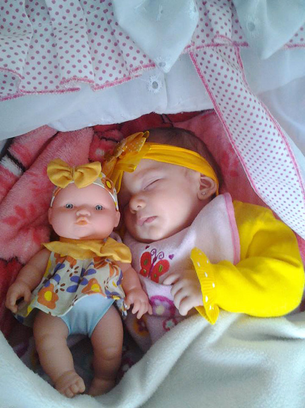 Questi Bambini sono Praticamente Identici ai loro Bambolotti