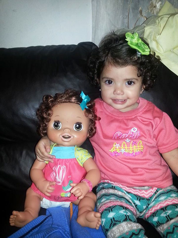 Questi Bambini sono Praticamente Identici ai loro Bambolotti