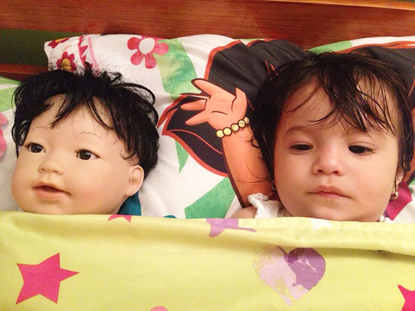 Questi Bambini sono Praticamente Identici ai loro Bambolotti
