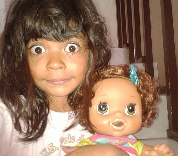 Questi Bambini sono Praticamente Identici ai loro Bambolotti
