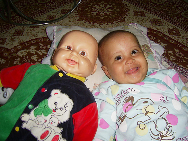 Questi Bambini sono Praticamente Identici ai loro Bambolotti