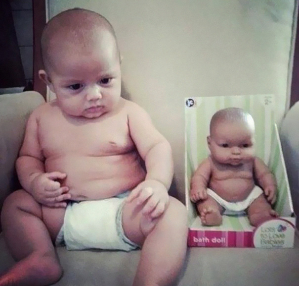 Questi Bambini sono Praticamente Identici ai loro Bambolotti