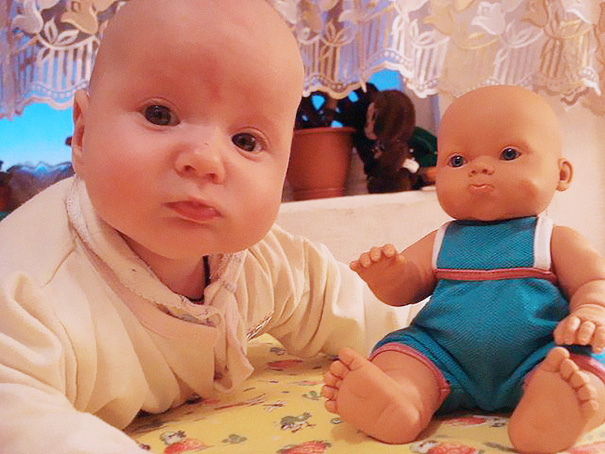Questi Bambini sono Praticamente Identici ai loro Bambolotti