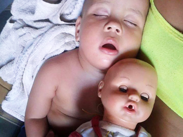 Questi Bambini sono Praticamente Identici ai loro Bambolotti