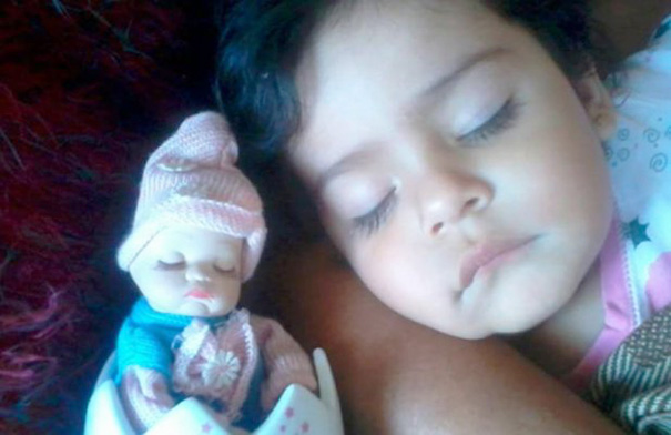 Questi Bambini sono Praticamente Identici ai loro Bambolotti