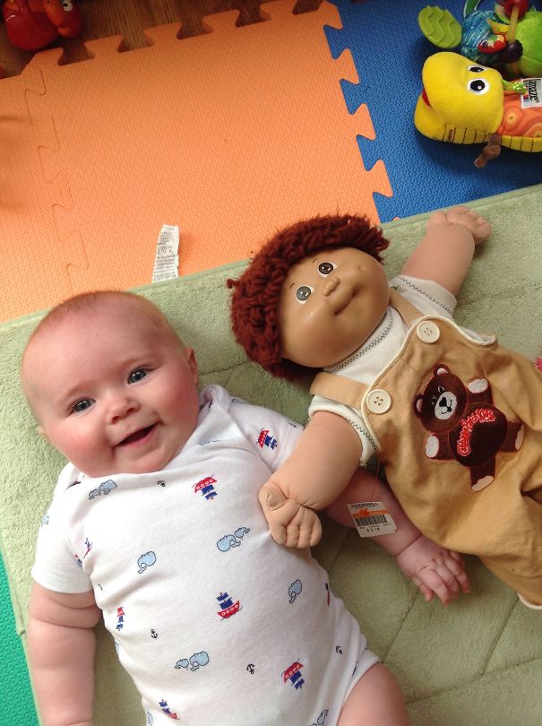 Questi Bambini sono Praticamente Identici ai loro Bambolotti
