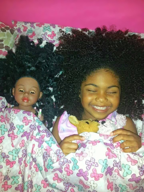 Questi Bambini sono Praticamente Identici ai loro Bambolotti