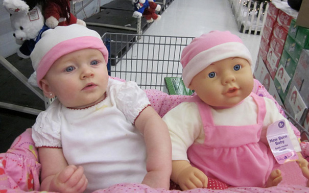 Questi Bambini sono Praticamente Identici ai loro Bambolotti
