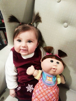 Questi Bambini sono Praticamente Identici ai loro Bambolotti Questi Bambini sono Praticamente Identici ai loro Bambolotti