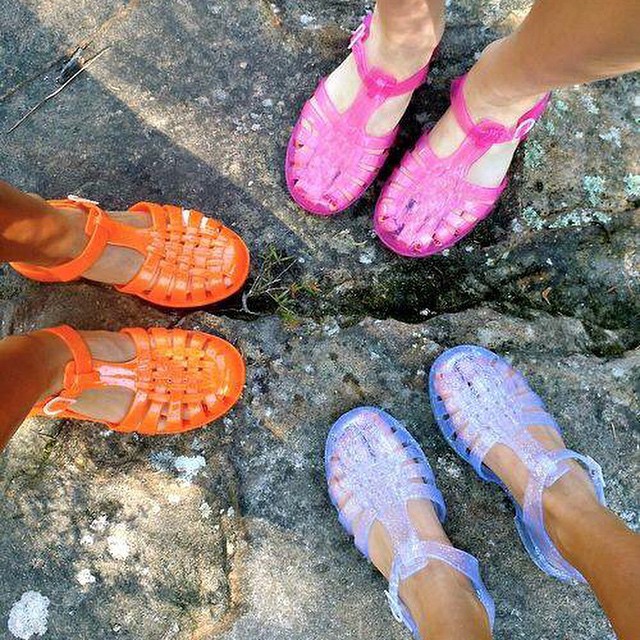 Jelly Sandals: il Ritorno dei Sandali in Gomma che Indossavamo da Bambine