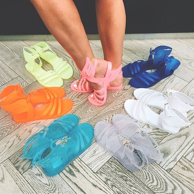 Jelly Sandals: il Ritorno dei Sandali in Gomma che Indossavamo da Bambine