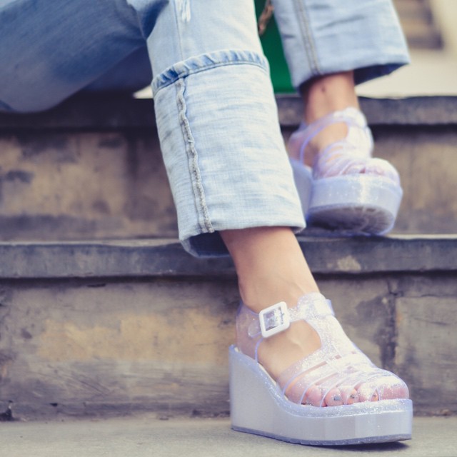 Jelly Sandals: il Ritorno dei Sandali in Gomma che Indossavamo da Bambine