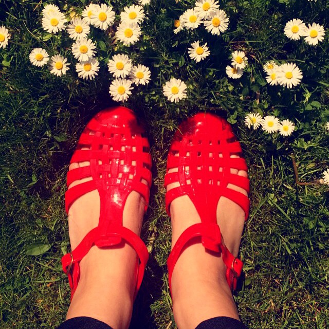 Jelly Sandals: il Ritorno dei Sandali in Gomma che Indossavamo da Bambine