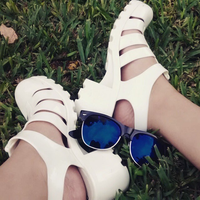 Jelly Sandals: il Ritorno dei Sandali in Gomma che Indossavamo da Bambine