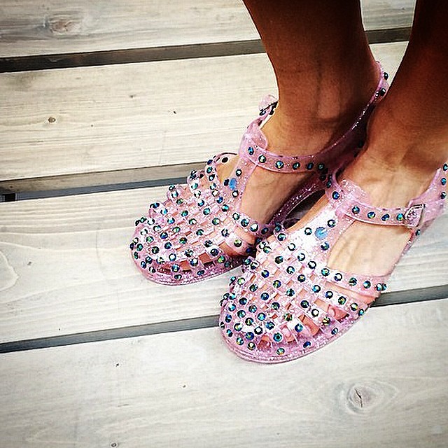 Jelly Sandals: il Ritorno dei Sandali in Gomma che Indossavamo da Bambine