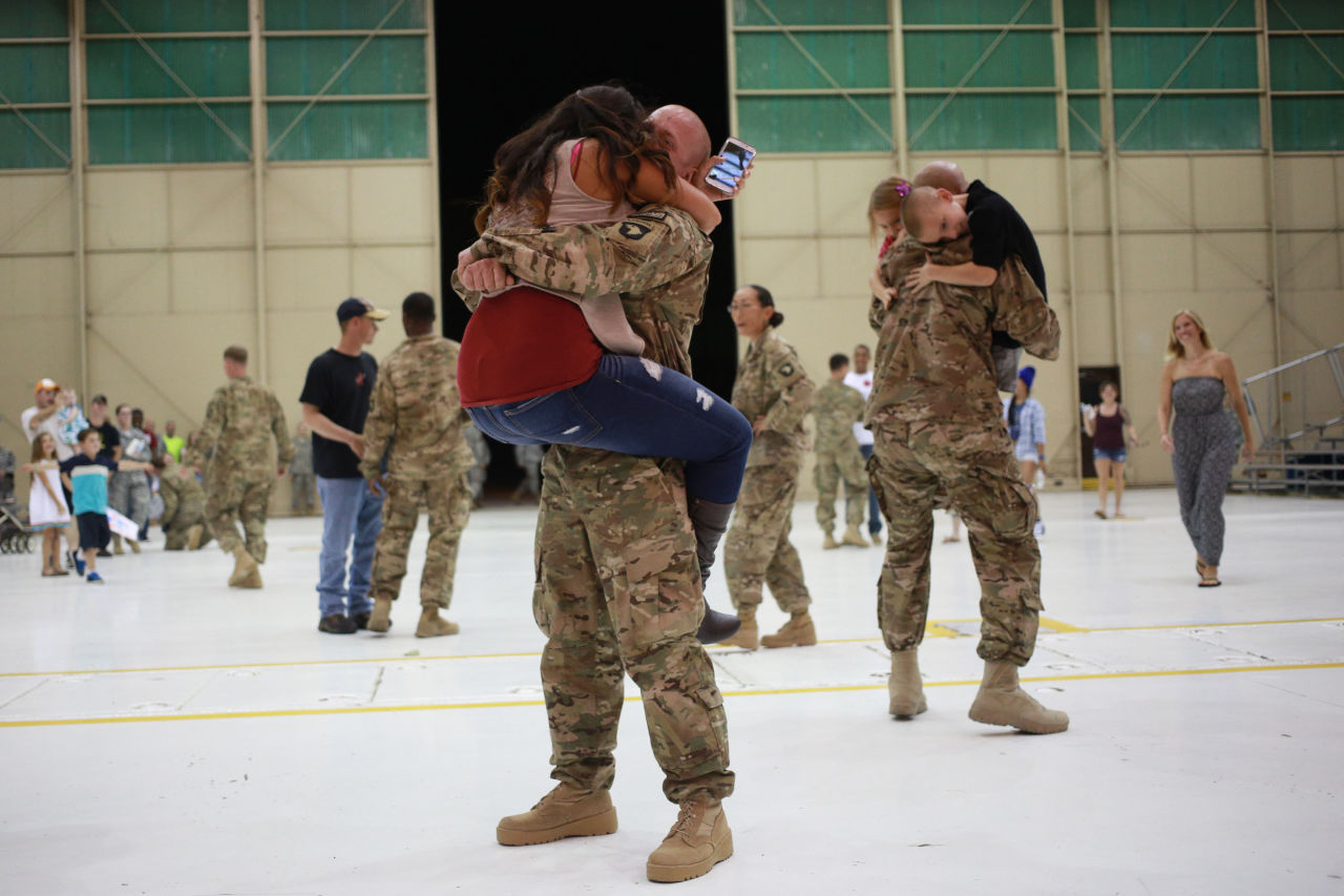 L'Emozione del Rientro a Casa dei Militari in 15 Scatti!
