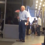 L'Amore non ha Età: Anziano Signore aspetta l'Amore della Sua Vita con un Mazzo di Fiori