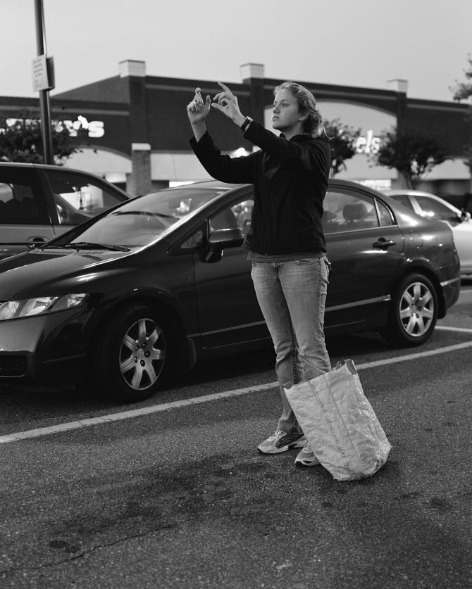 "Removed": Cellulari rimossi dalle Foto per Mostrare quanto ne siamo Dipendenti