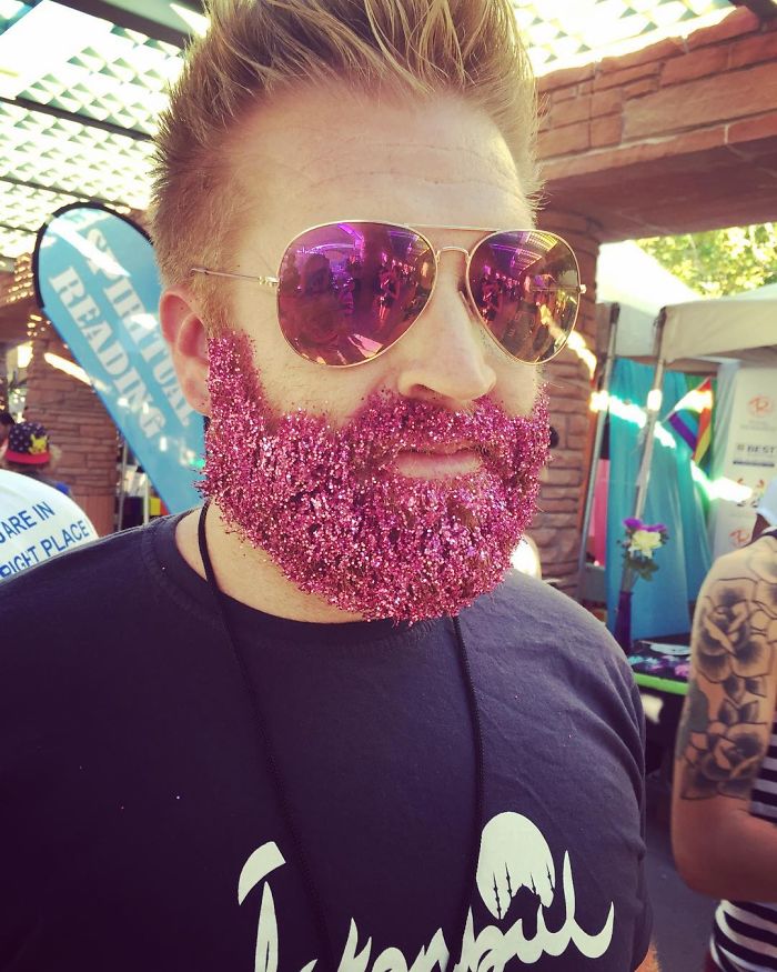 Arriva la Barba Glitterata: Ecco l'Ultima Assurda Tendenza Maschile