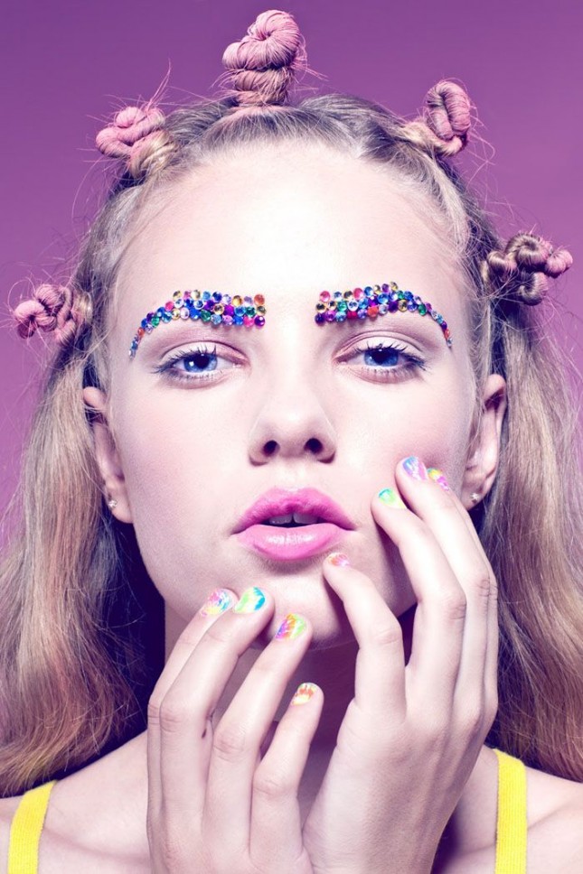 L'ultima Tendenza Femminile? Le Sopracciglia Glitterate, Eccole in 30 Foto!