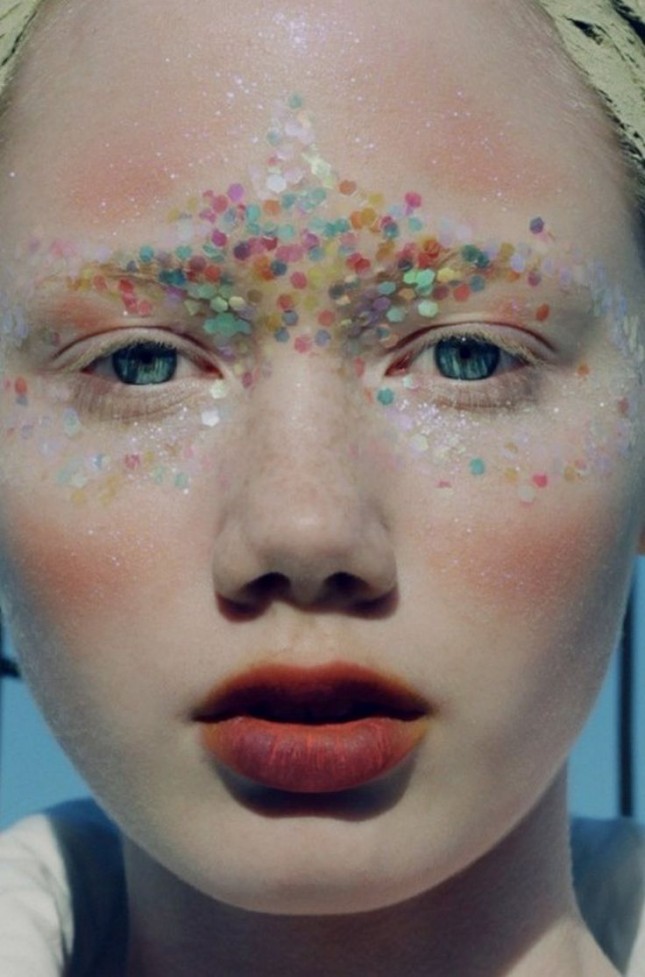 L'ultima Tendenza Femminile? Le Sopracciglia Glitterate, Eccole in 30 Foto!