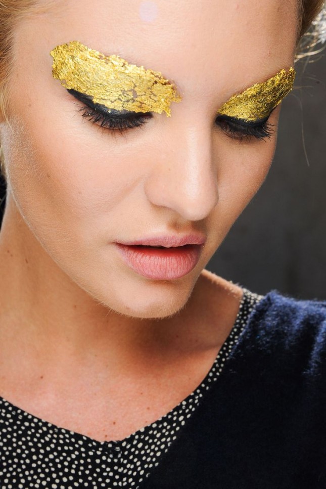 L'ultima Tendenza Femminile? Le Sopracciglia Glitterate, Eccole in 30 Foto!