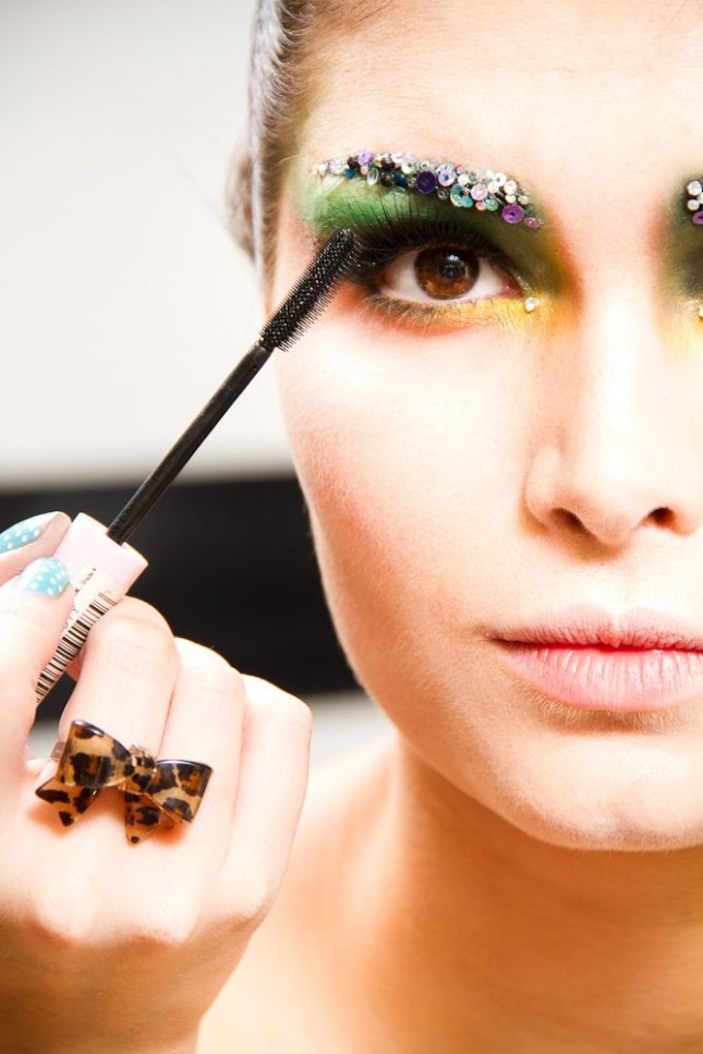 L'ultima Tendenza Femminile? Le Sopracciglia Glitterate, Eccole in 30 Foto!