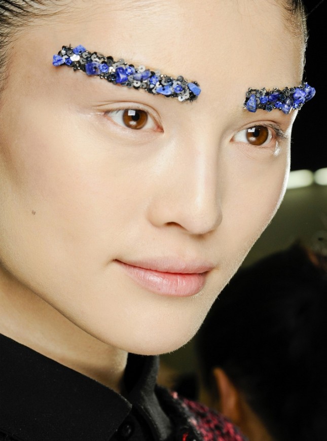 L'ultima Tendenza Femminile? Le Sopracciglia Glitterate, Eccole in 30 Foto!