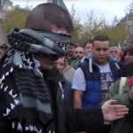 Musulmano Bendato a Parigi: "Abbracciatemi se vi Fidate di Me", le Reazioni
