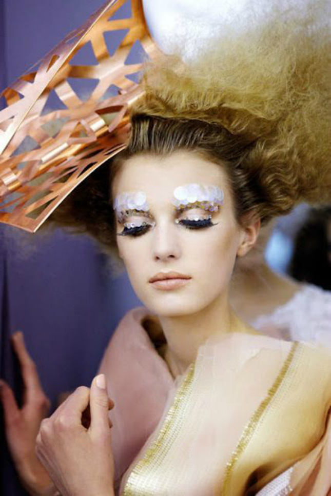 L'ultima Tendenza Femminile? Le Sopracciglia Glitterate, Eccole in 30 Foto!