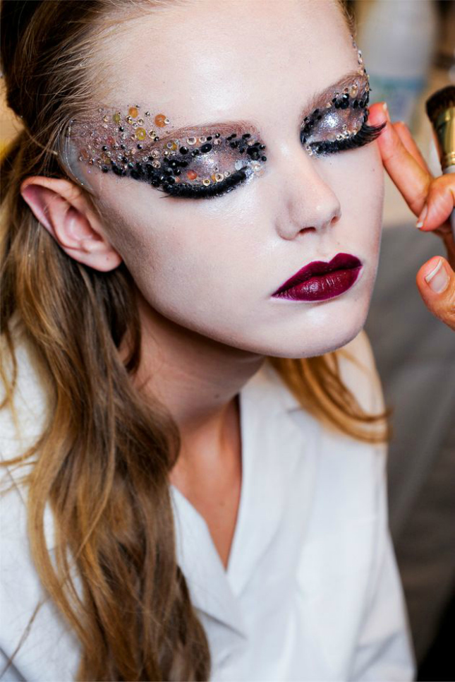 L'ultima Tendenza Femminile? Le Sopracciglia Glitterate, Eccole in 30 Foto!