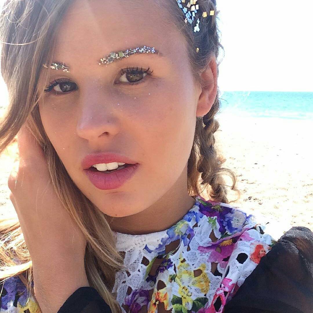 L'ultima Tendenza Femminile? Le Sopracciglia Glitterate, Eccole in 30 Foto!