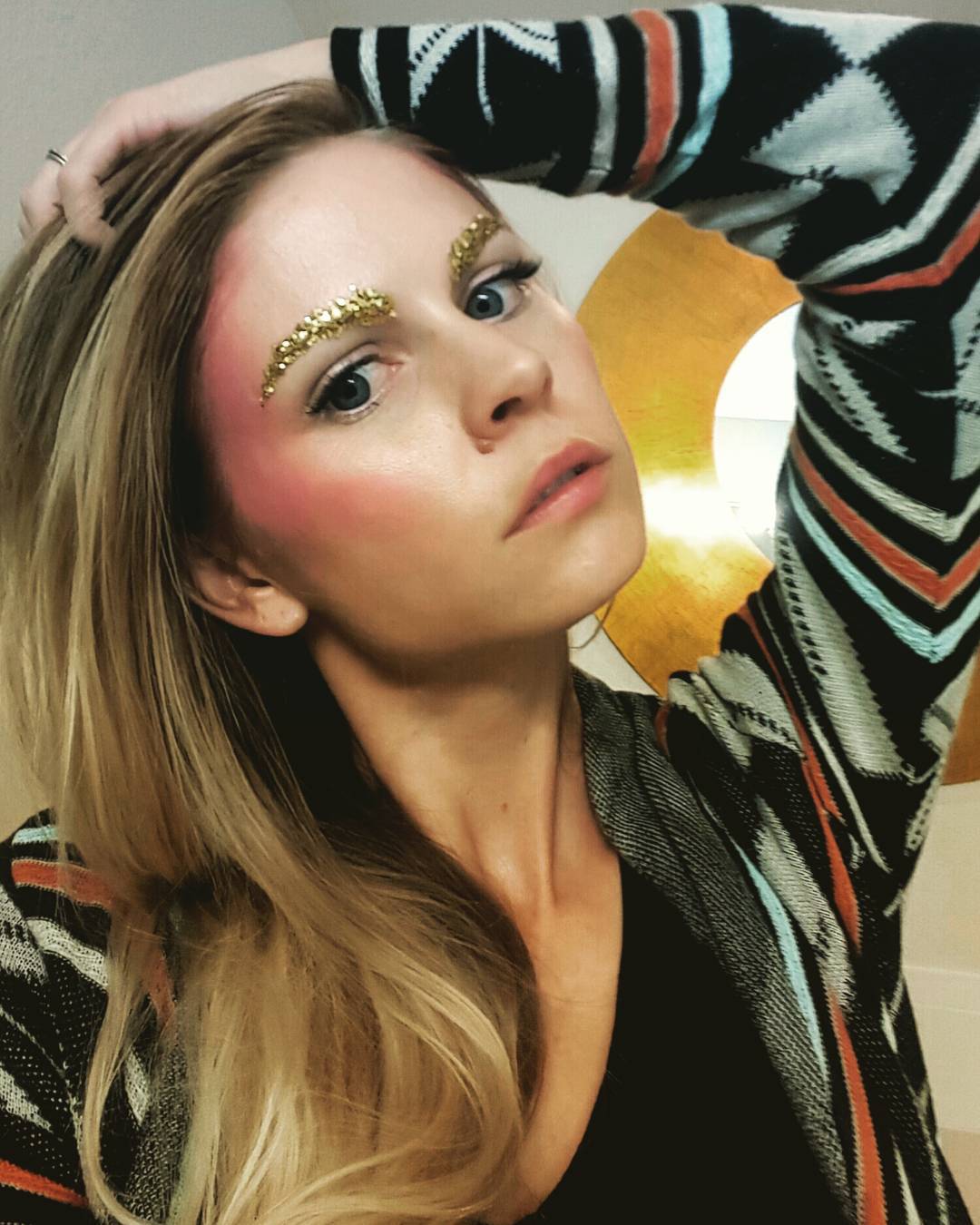 L'ultima Tendenza Femminile? Le Sopracciglia Glitterate, Eccole in 30 Foto!