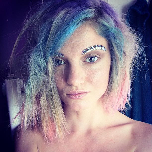L'ultima Tendenza Femminile? Le Sopracciglia Glitterate, Eccole in 30 Foto!